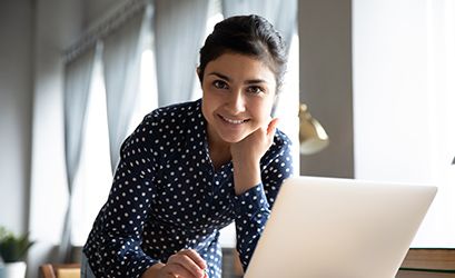 woman-smiling-at-computer